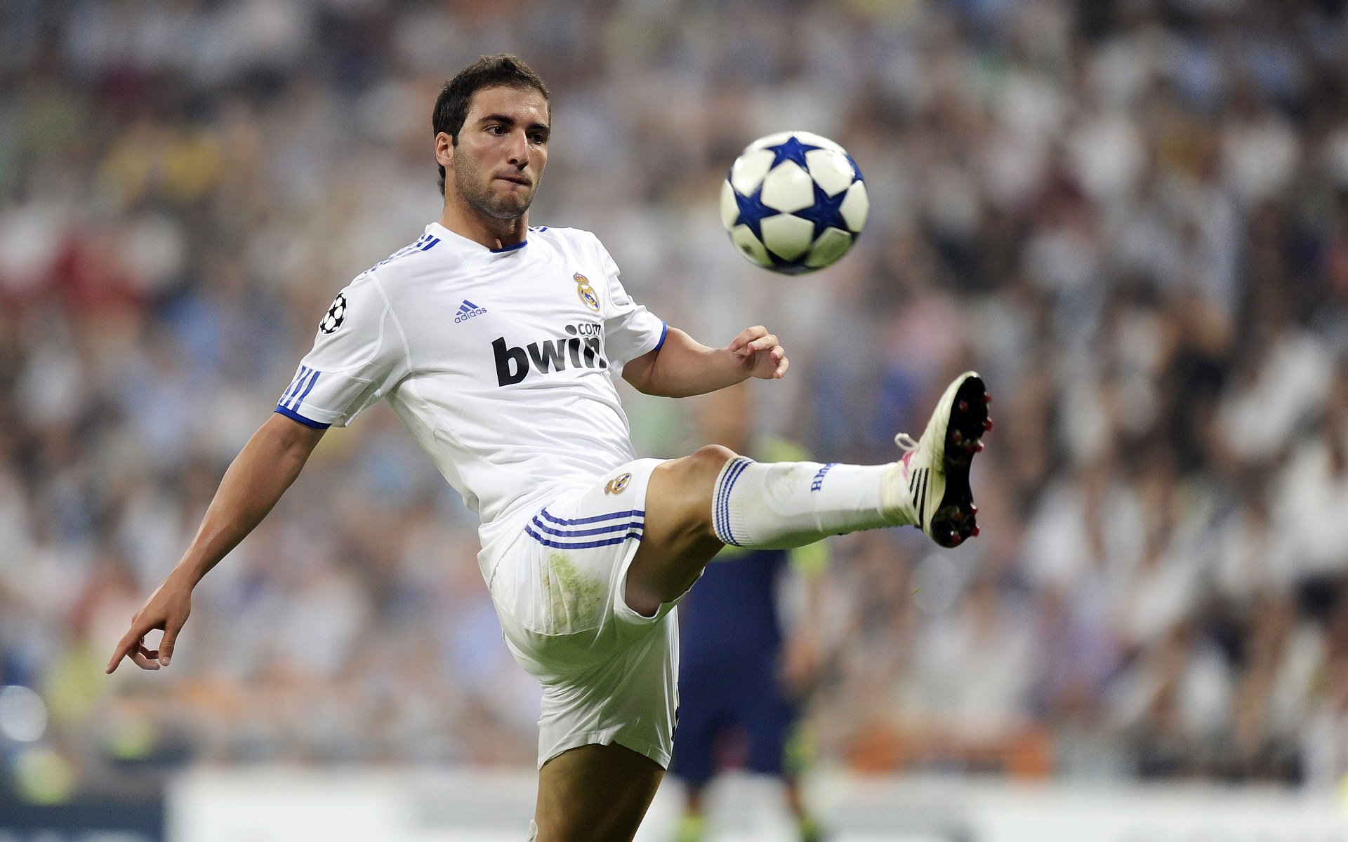 伦纳德:比赛末一次防守扭伤了脚踝,明天早上看看感觉如何,伦纳德脚踝受了什么伤